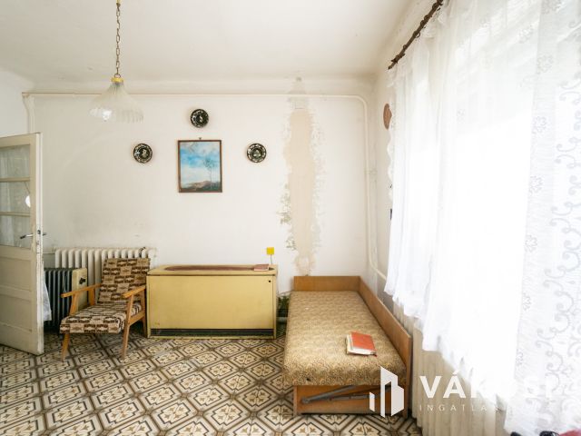 Pannonhalmi Főapátság közelében családi ház nagy telekkel!