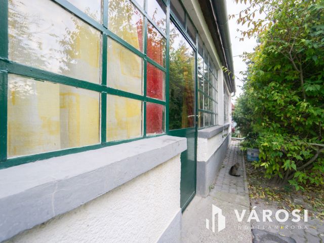 Családi ház a Holt-Duna partján, osztható telekkel!