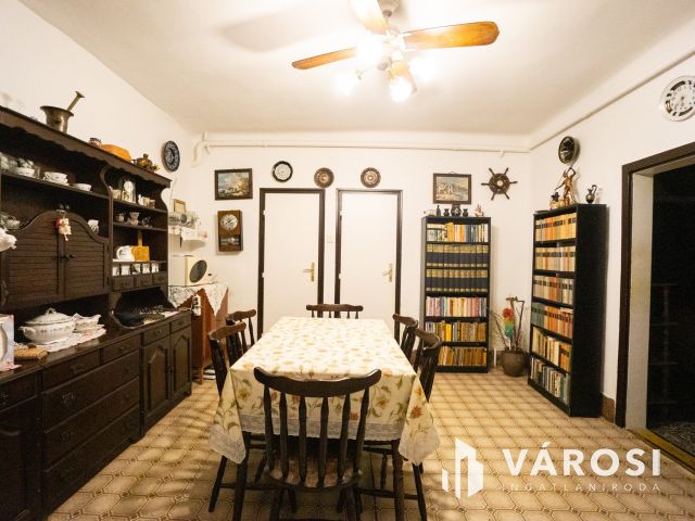 Családi ház a Holt-Duna partján, osztható telekkel!