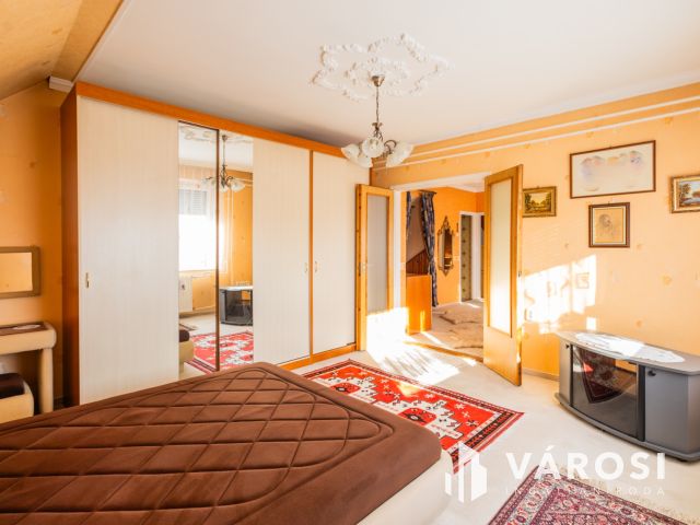 Tökéletes szerkezetű ház, tágas terekkel a Fürdőövezetben