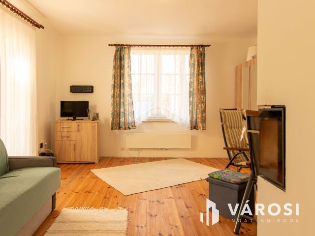 Verandás parasztház modern köntösben, osztható telekkel