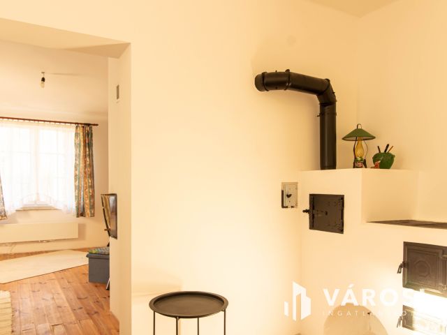 Verandás parasztház modern köntösben, osztható telekkel