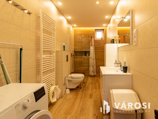 Verandás parasztház modern köntösben, osztható telekkel