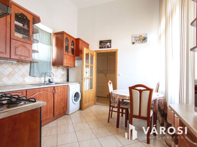 Belvárosi kuriózum lovasszoborral az ablak alatt