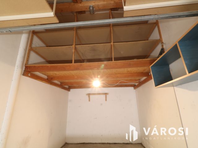 Belsőudvari garázs eladó a Nádas utcában .