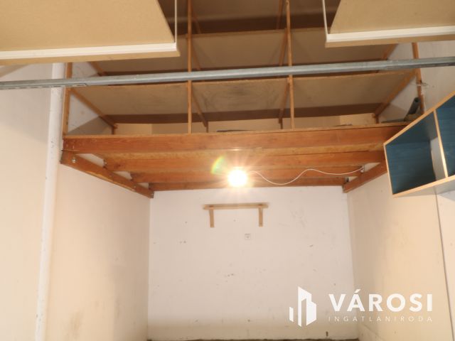 Belsőudvari garázs eladó a Nádas utcában .