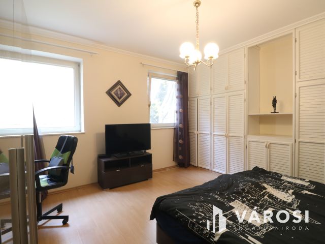 4/1. ben. 2 lakás ,1 garázs, 1 beálló !