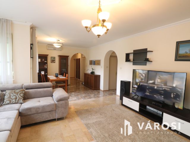 4/1. ben. 2 lakás ,1 garázs, 1 beálló !