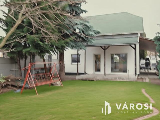 Lehetőségek tárháza! 2 szintes családiház üzlethelységgel