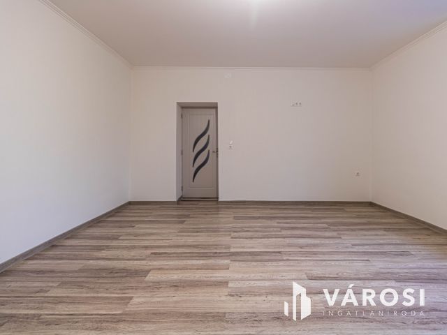 Gyula belvárosában felújított családi ház eladó.