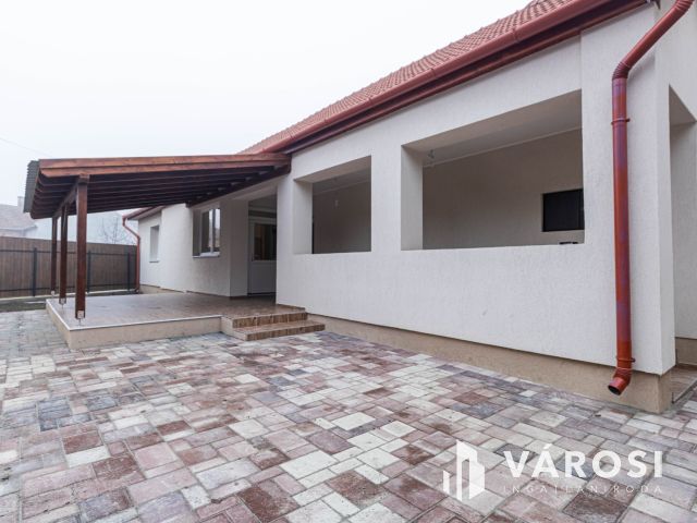 Gyula belvárosában felújított családi ház eladó.