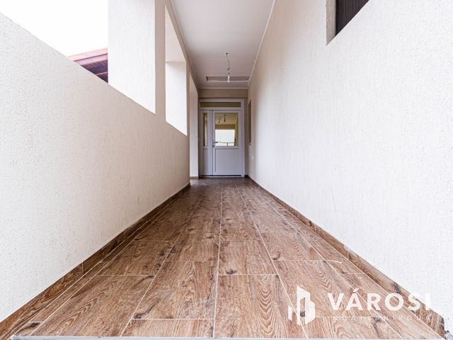 Gyula belvárosában felújított családi ház eladó.