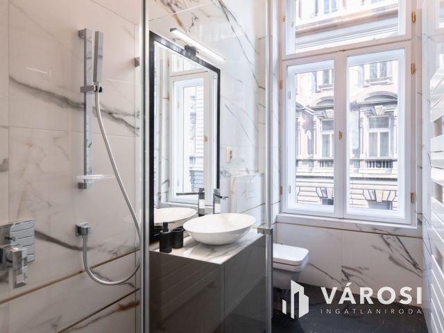 Luxuslakás eladó Újlipótvárosban a Vígszínház mellett