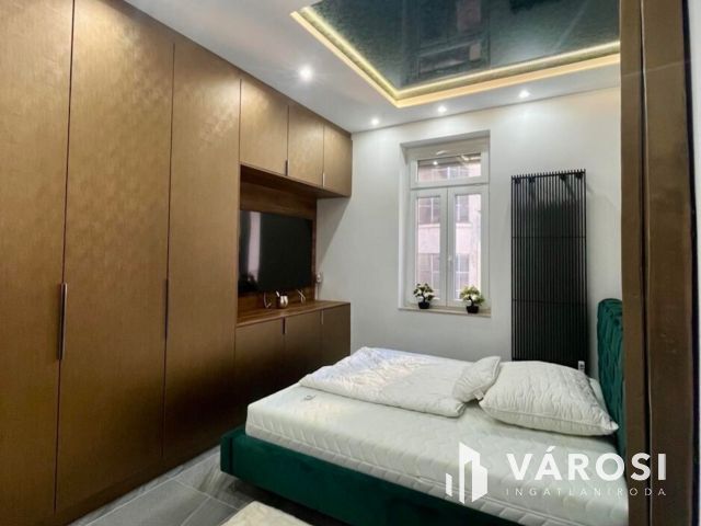 Tágas, világos Bazilikára néző luxuslakás eladó