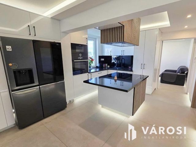 Luxus minőségben felújított panorámás lakás Eladó