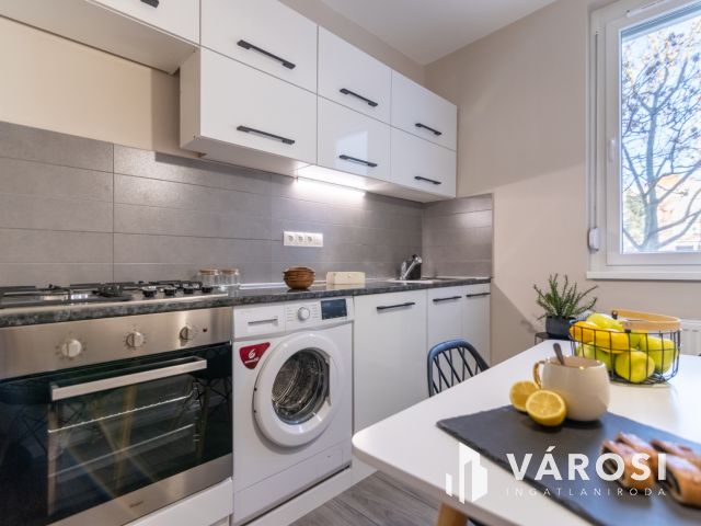 Felújított, belvárosi, azonnal költözhető