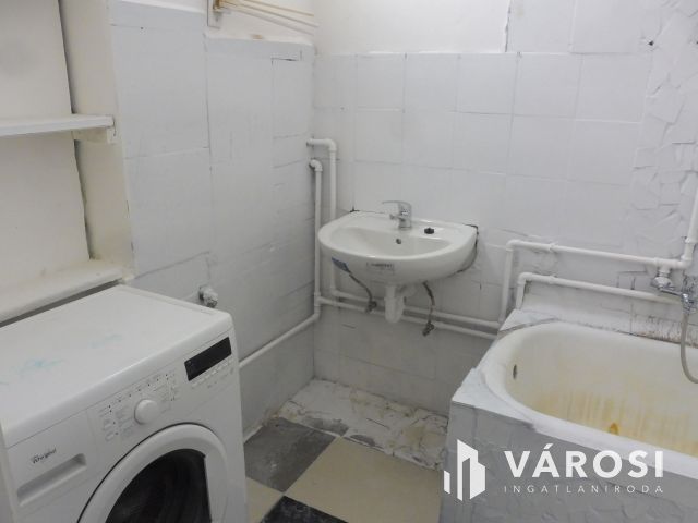 Profitot gyártó ház,jó befektetéssel együtt eladó.