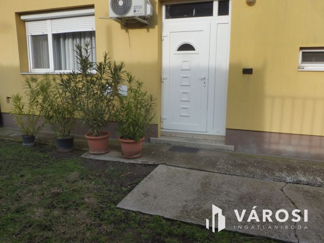 Saját kertes,szép kis lakás,garázzsal eladó.