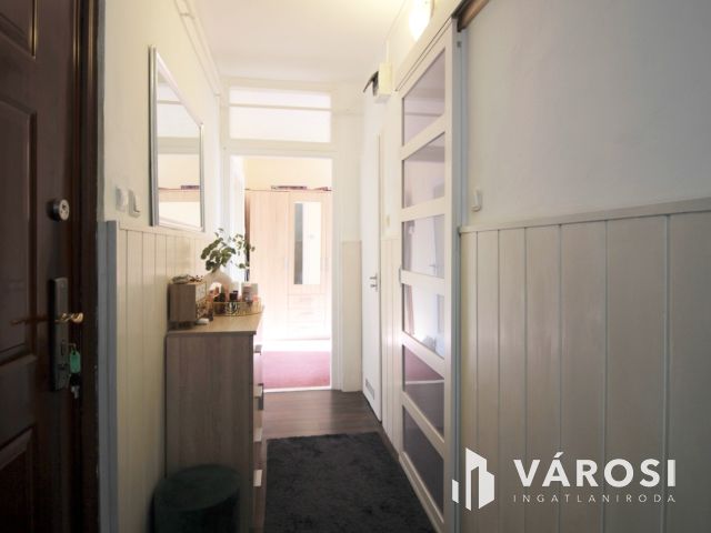 Felújított, két szobás lakás eladó!