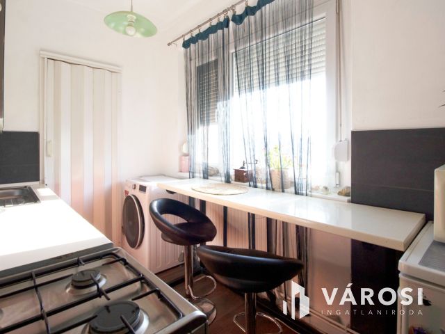 Felújított, két szobás lakás eladó!