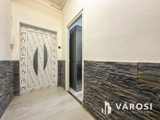 Vásártéren felújított, 1 szobás lakás eladó!