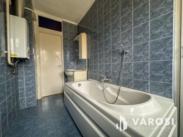 Vásártéren 2+1 félszobás, tetőtéri lakás eladó!