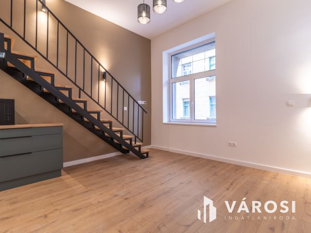 Galériás okosotthon eladó a Visegrádi utca elején!