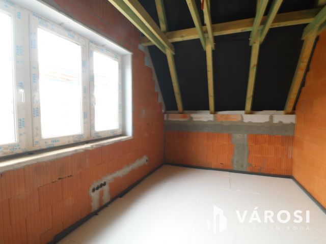 Szöregen kulcsrakész családi ház eladó.