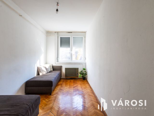 Tökéletes adottságok: első emeleti, 3 szobás, erkélyes