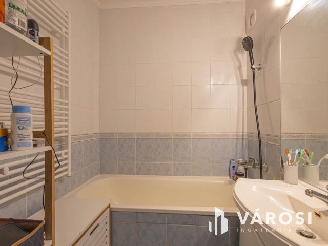 Nagy panel nagyon jó helyen!