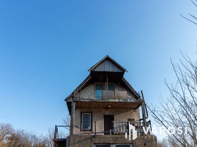 Panorámás zártkerti telek háromszintes kis házzal Tinnyén