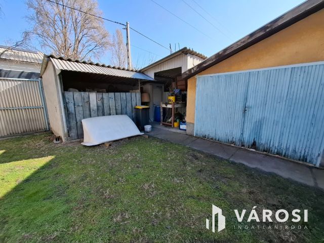 Két utcára nyíló kétszintes sorház