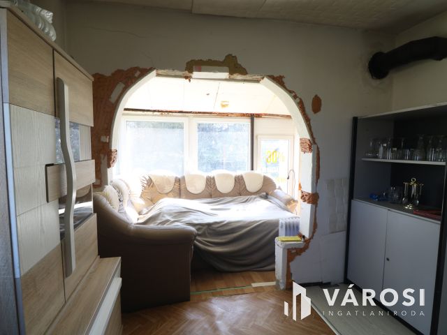 Deszki téliesített, lakható zártkert eladó.