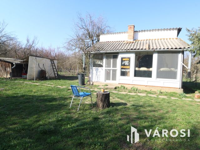 Deszki téliesített, lakható zártkert eladó.