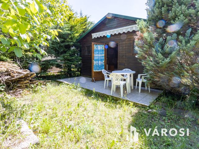 Építési telek Gödöllőn, kis faházzal