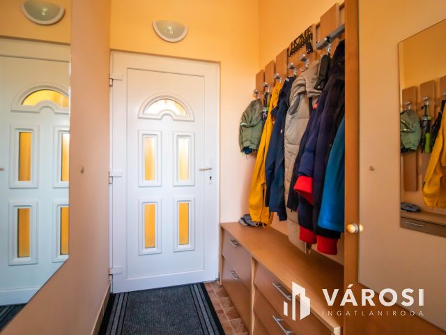 Felújított 5 szobás családi ház Dinnyésen