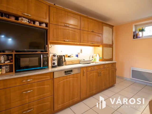 Felújított 5 szobás családi ház Dinnyésen