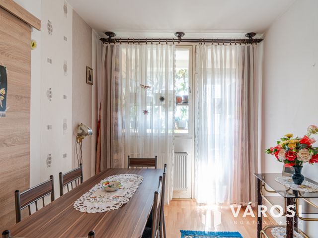 Három szoba erkéllyel napfénnyel