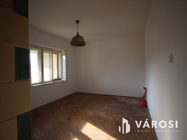 Impozáns kúria épület, az Alpokalján lévő Peresznyén