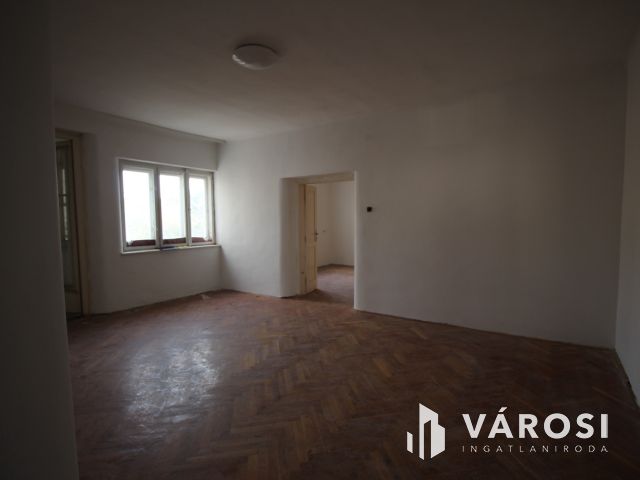 Impozáns kúria épület, az Alpokalján lévő Peresznyén