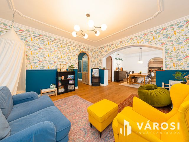 Napelemes szigetelt családi ház, kertvárosi részen