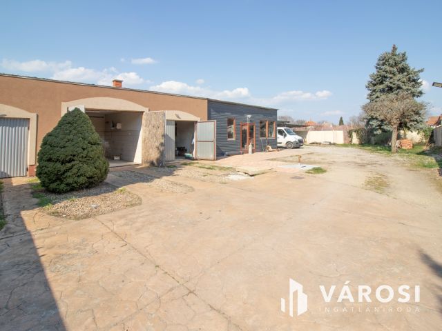 Jó állapotú, belvárosi polgári ház két lakrésszel