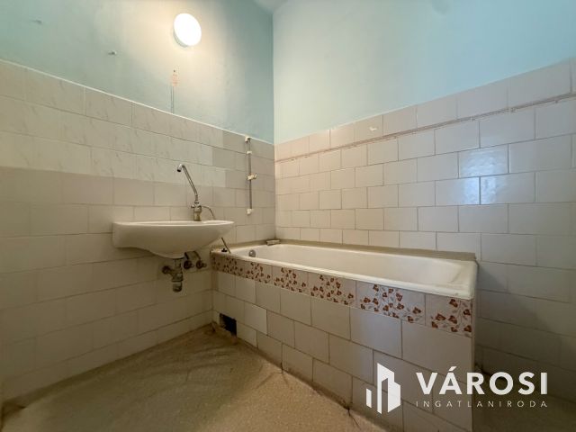 Első emeleti, erkélyes lakás eladó!