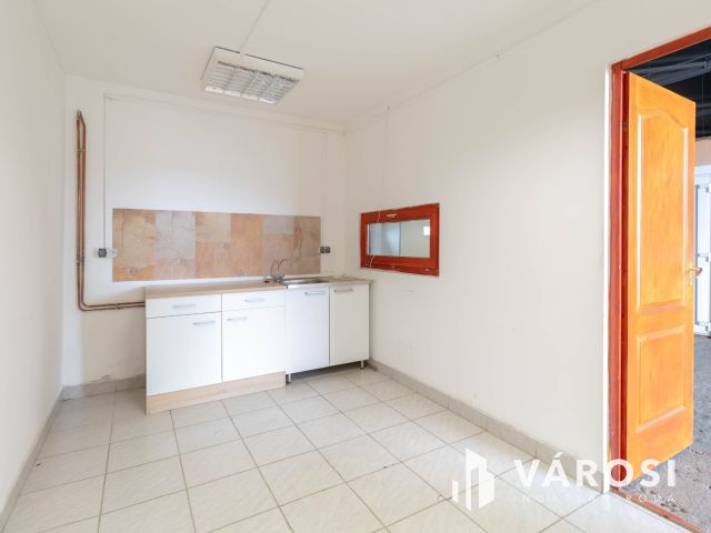 800 m2-es raktár irodablokkal M0 lehajtótól 3 km-re