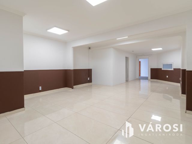 800 m2-es raktár irodablokkal M0 lehajtótól 3 km-re