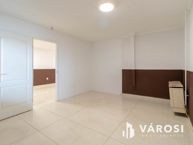 800 m2-es raktár irodablokkal M0 lehajtótól 3 km-re